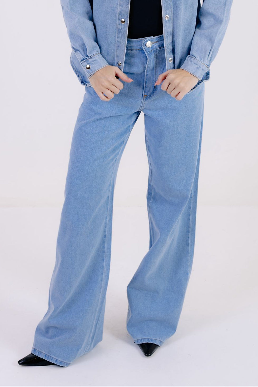 CALÇA JEANS MODELO WIDE LEG COM BOLSO FACA