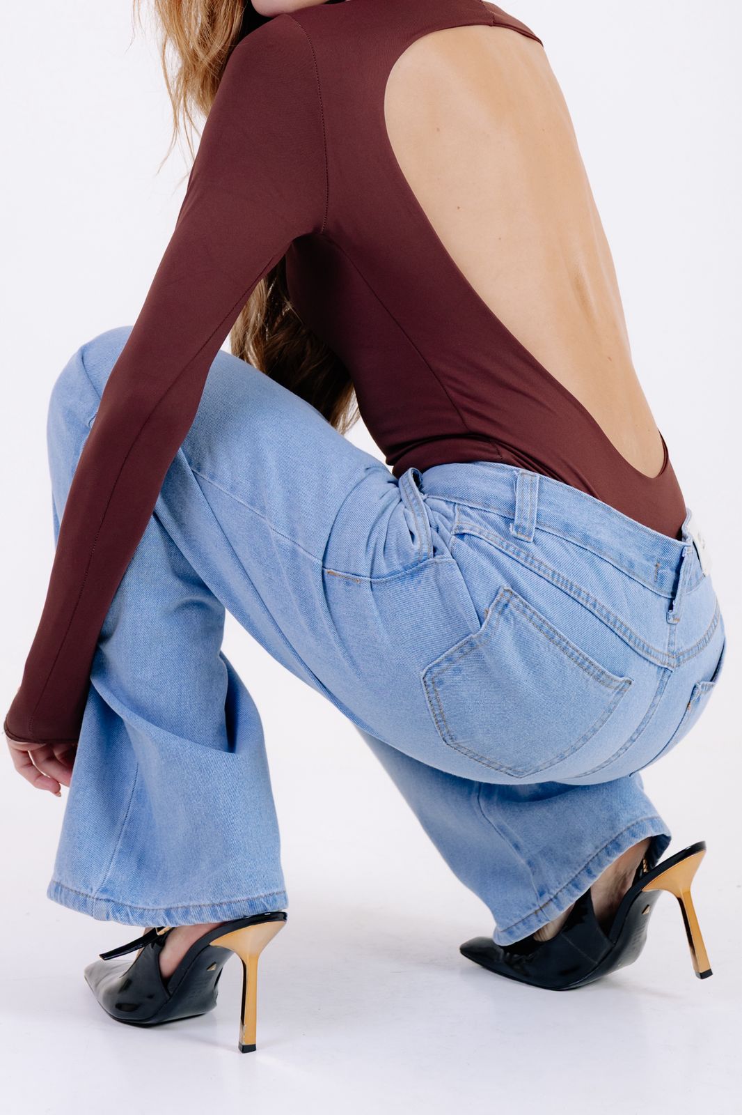 CALÇA JEANS MODELO WIDE LEG COM BOLSO FACA