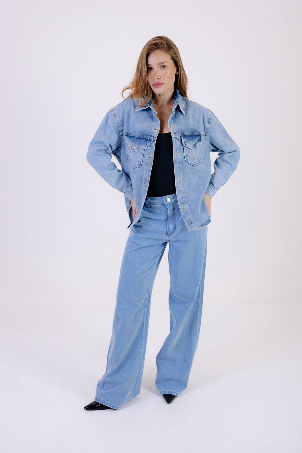 CALÇA JEANS MODELO WIDE LEG COM BOLSO FACA